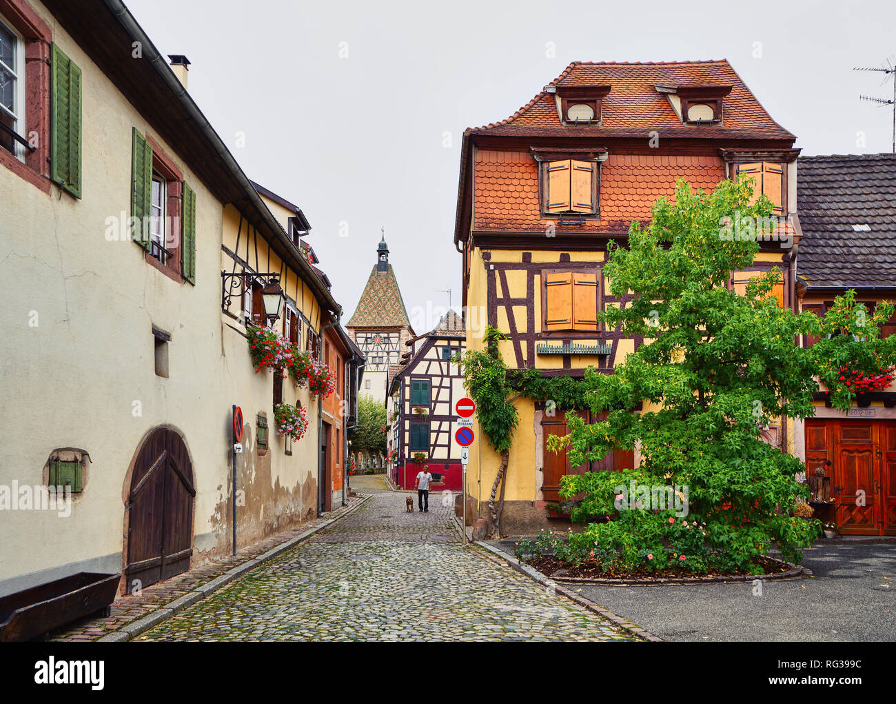 Strade di Berheim, Francia. Bergheim è un comune nel dipartimento dell'Alto Reno in Grand Est nella Francia nord-orientale Foto Stock