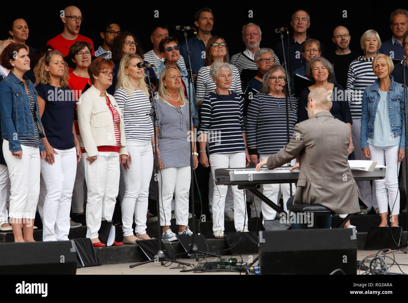 Strangnas, Svezia - 20 Maggio 2017: il coro di canto Lovsangarna eseguire su un palcoscenico all'aperto nel parco Ugglans durante il Kultur 17 cultura evento Foto Stock