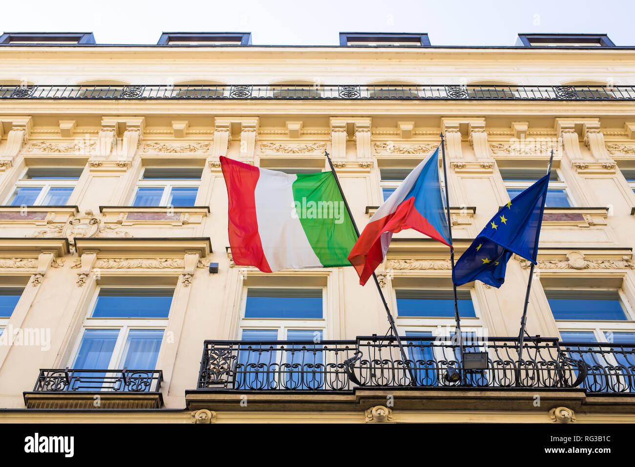 Italiano e bandiere europee e altri flag su un balcone Foto Stock