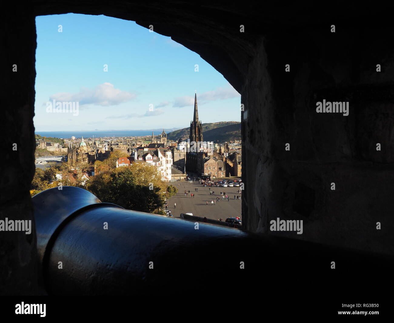 Vista di Edimburgo attraverso un cannone squarcio dal Castello di Edimburgo - Scozia Foto Stock