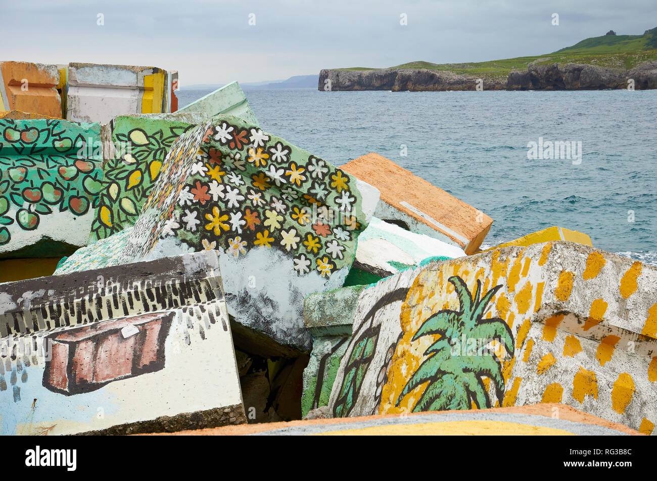 Cubos de la Memoria, intervento artistico da Agustín Ibarrola del dipinto di blocchi in calcestruzzo con costa Cantabrica (Llanes, Asturias, Spagna) Foto Stock