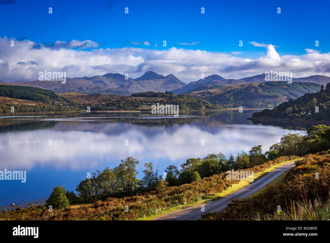 La vista guardando verso il basso per Strontian con il Loch Sunart riflettendo il paesaggio nelle Highlands scozzesi Foto Stock