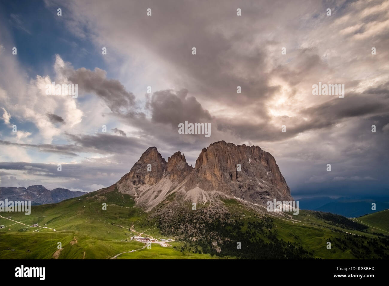 Vista sul Sassolungo, sul Sassolungo o gruppo Sassolungo dal Passo Sella, Sellajoch, Passo Sella, scure nuvole temporale di avvicinamento Foto Stock