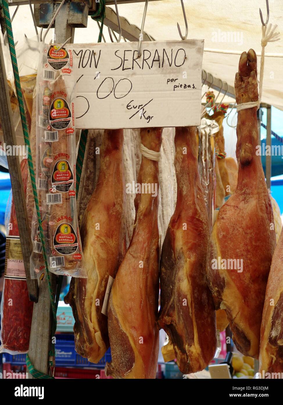 ESP, Isole Baleari Spagna, Mallorca, Aalcudia : mercato settimanale nella città vecchia. Prosciutto Serano. Foto Stock
