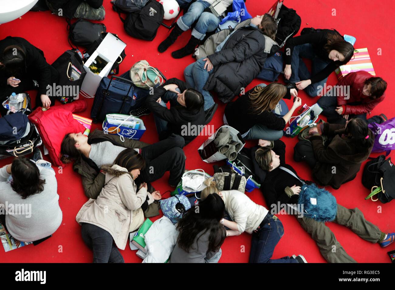 DEU, Germania, Duesseldorf. : Stanchi visitatori in un chill out area. Euroshop, la fiera per shopfitting, apparecchiature del negozio Foto Stock