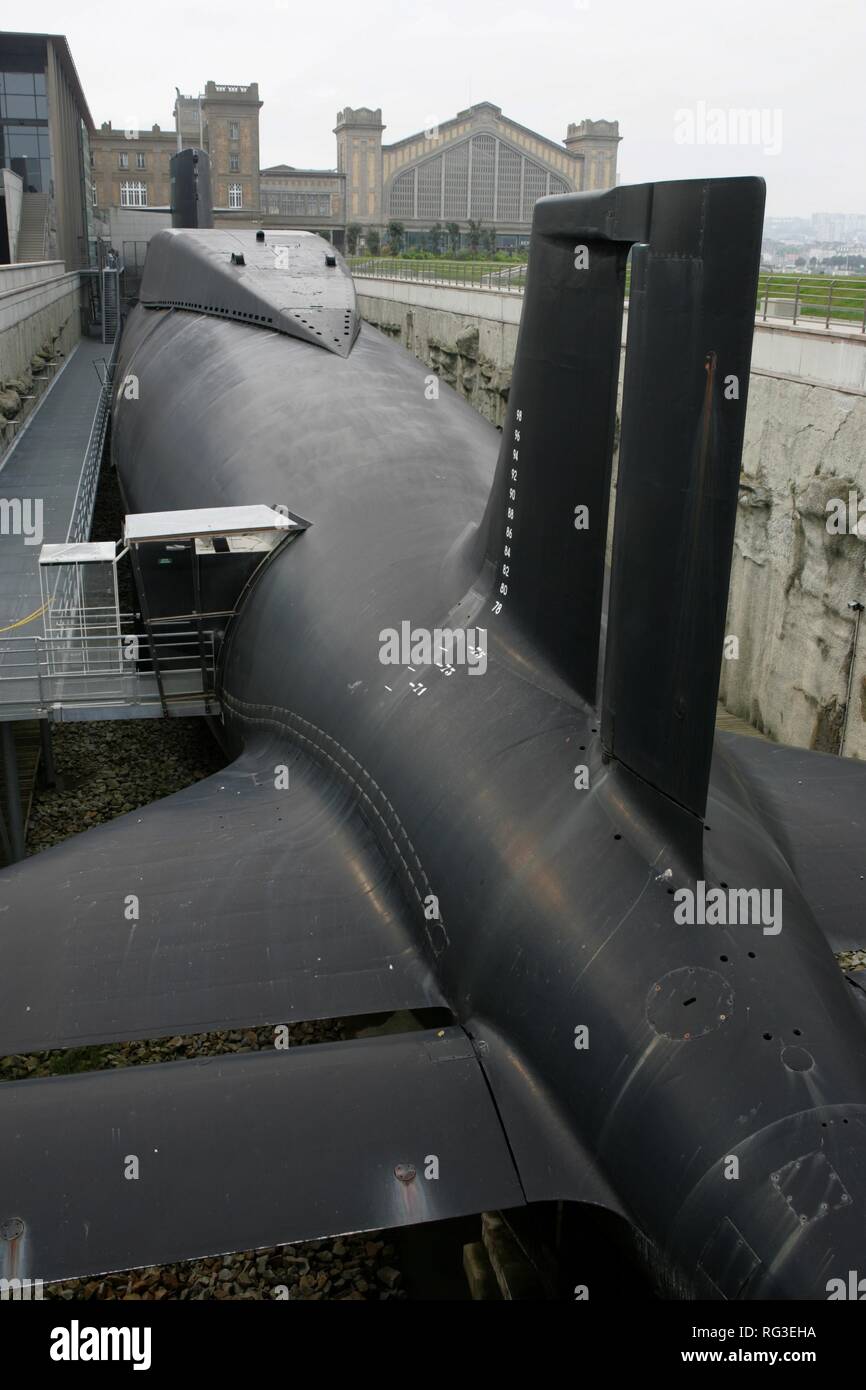 FRA, Francia, Normandia, Cherbourg: 'Cite de la Mer", il museo marittimo di ant acquario, visualizzazione di un francese un sottomarino nucleare. Foto Stock