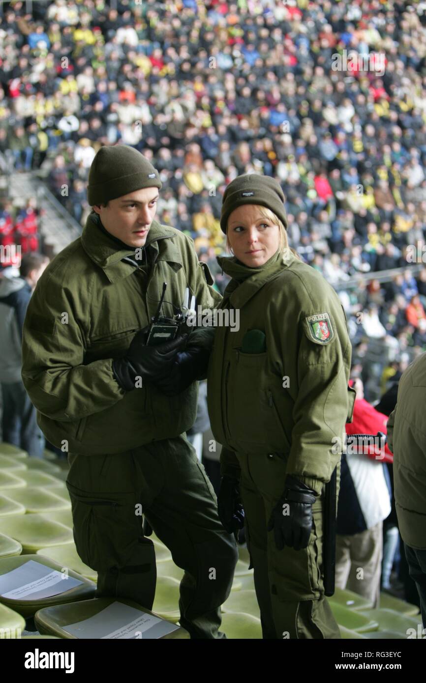 DEU, Germania, Dortmund : ufficiali della polizia durante una partita di calcio in BVB Borussia Dortmund allo stadio di calcio. Foto Stock