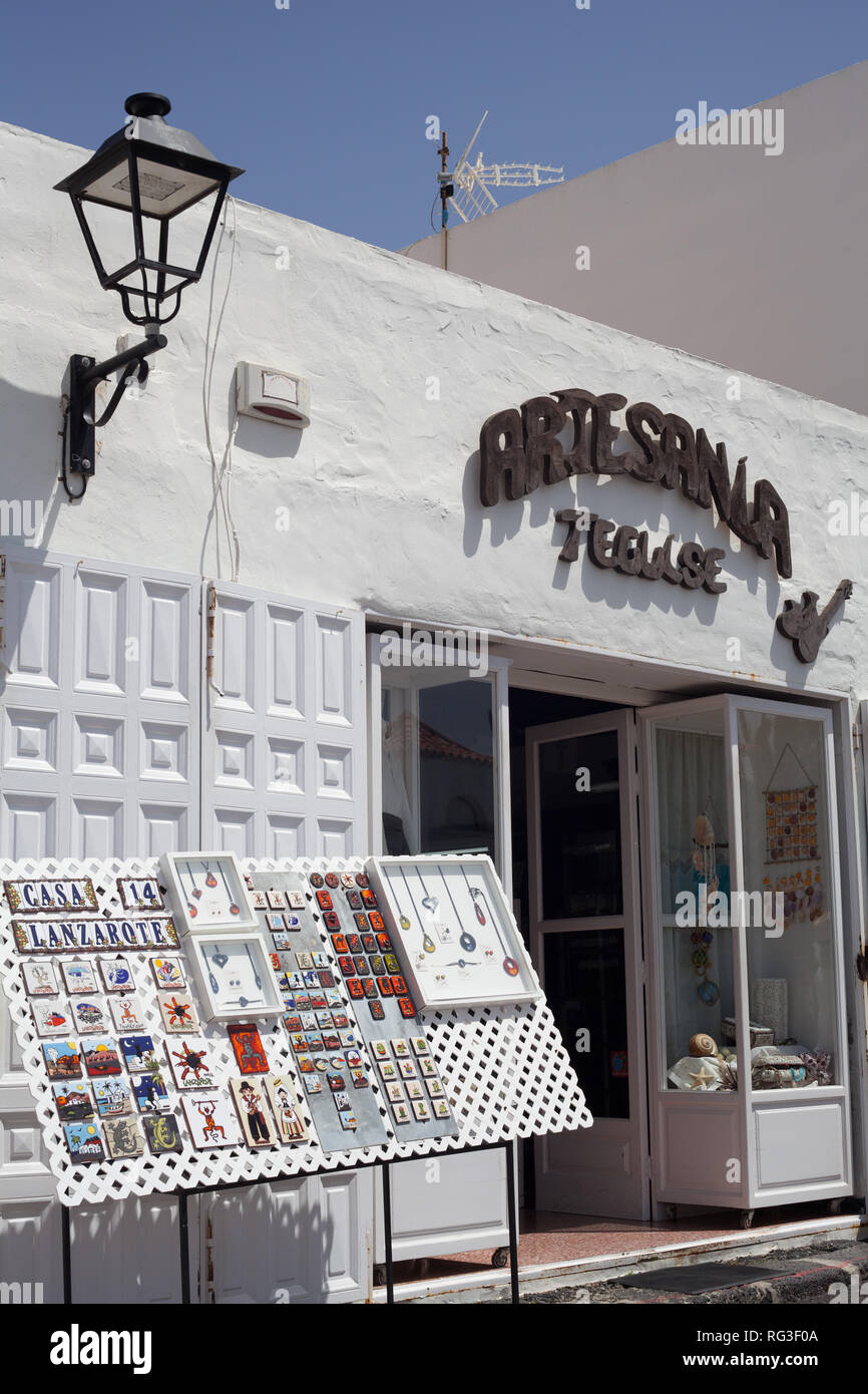 Artesania negozio di souvenir e nik nak, Teguise, Isola Canarie, Lanzarote, Spagna Foto Stock