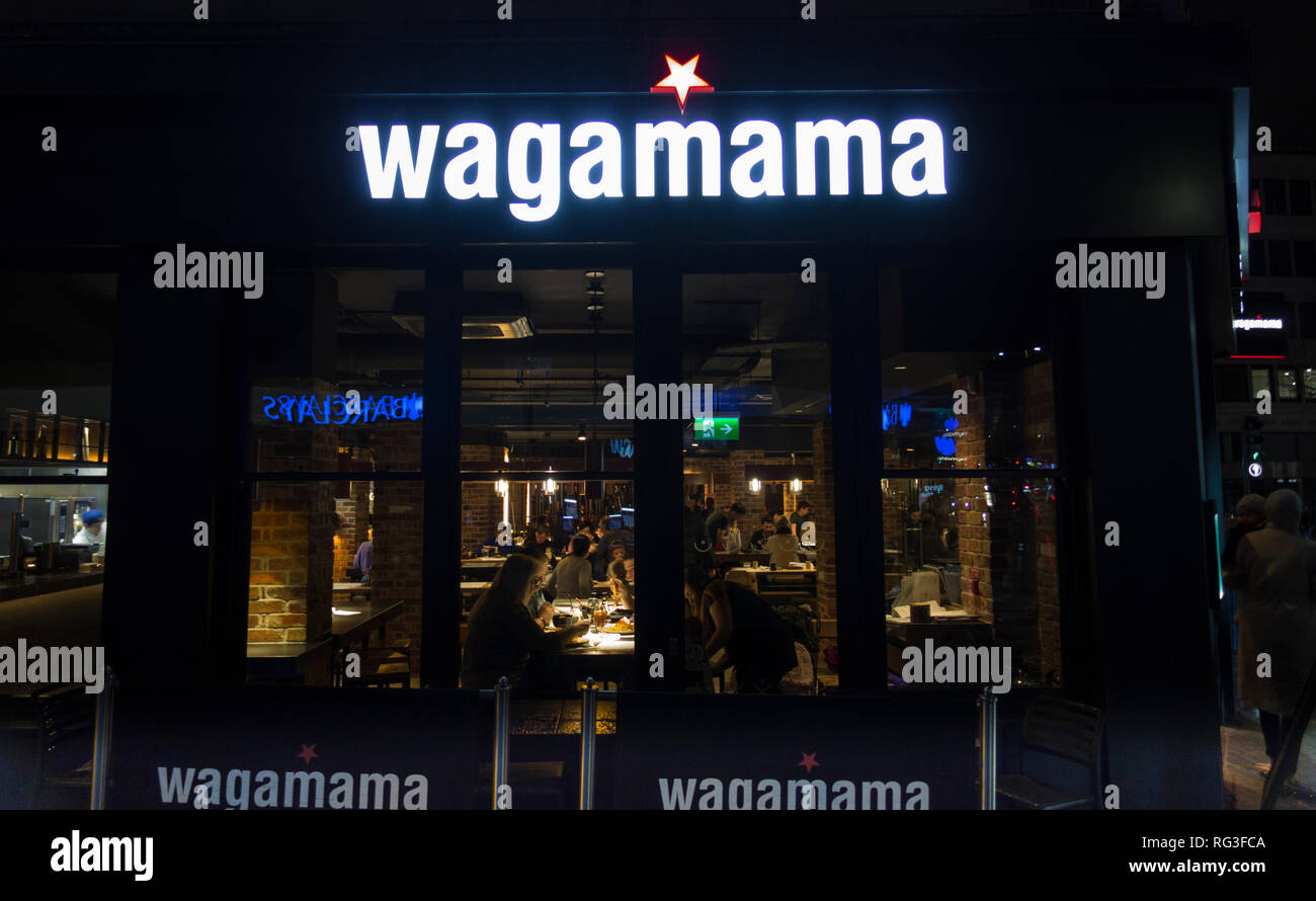Di notte il colpo di esterno di Wagamama ristorante a Putney High Street, London, Regno Unito Foto Stock