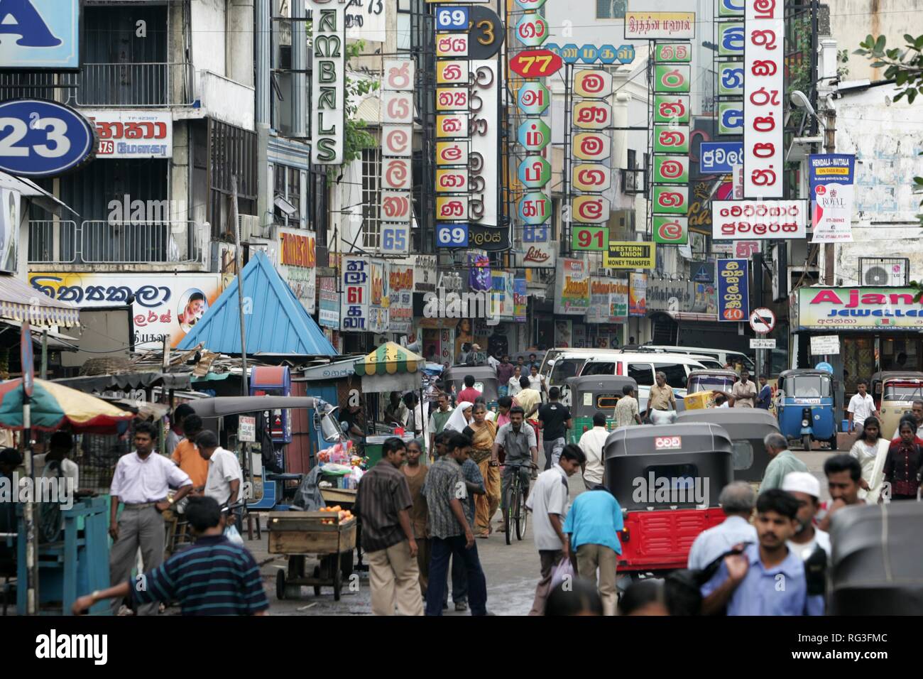 LKA, Sri Lanka : capitale Colombo. Centro citta', Zona per lo shopping locale, mercati, nel quartiere di Pettah. Foto Stock