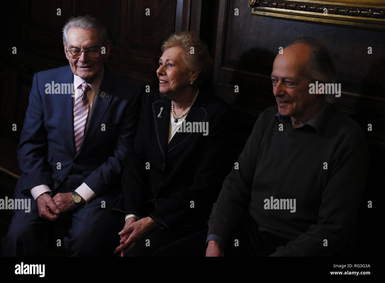 Sopravvissuti all olocausto (da sinistra) Tomi Reichenthal, Suzi Diamante e Walter Sekules presso il National Holocaust Memorial Day evento commemorativo a Dublino's Mansion House. Foto Stock