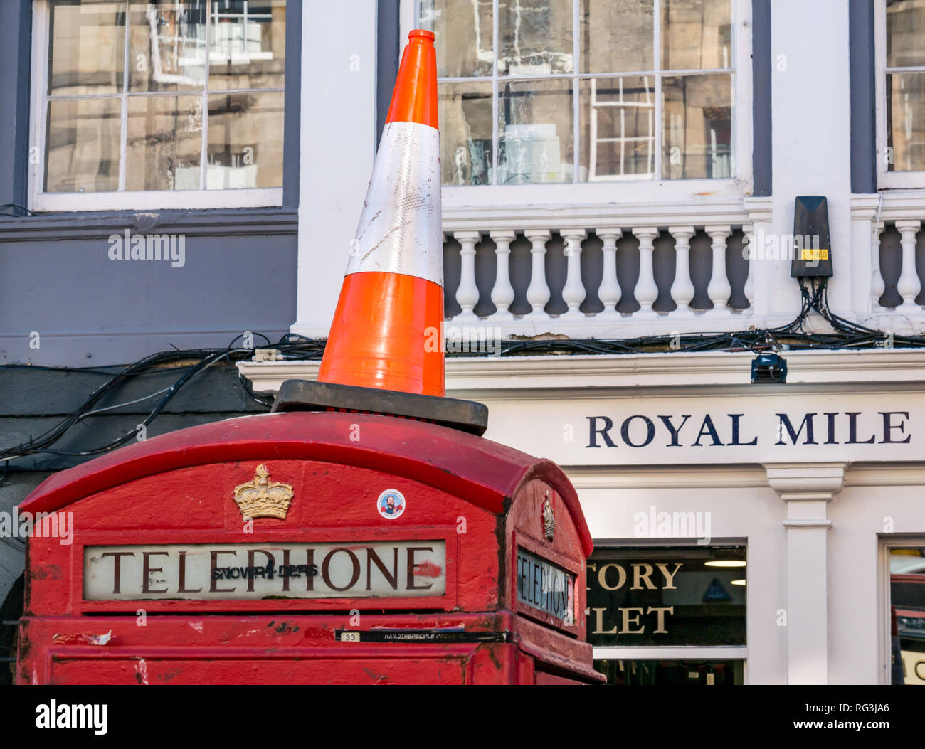 Rosso iconico British telefono box con cono di traffico, Royal Mile strada segno, Edimburgo, Scozia, Regno Unito Foto Stock