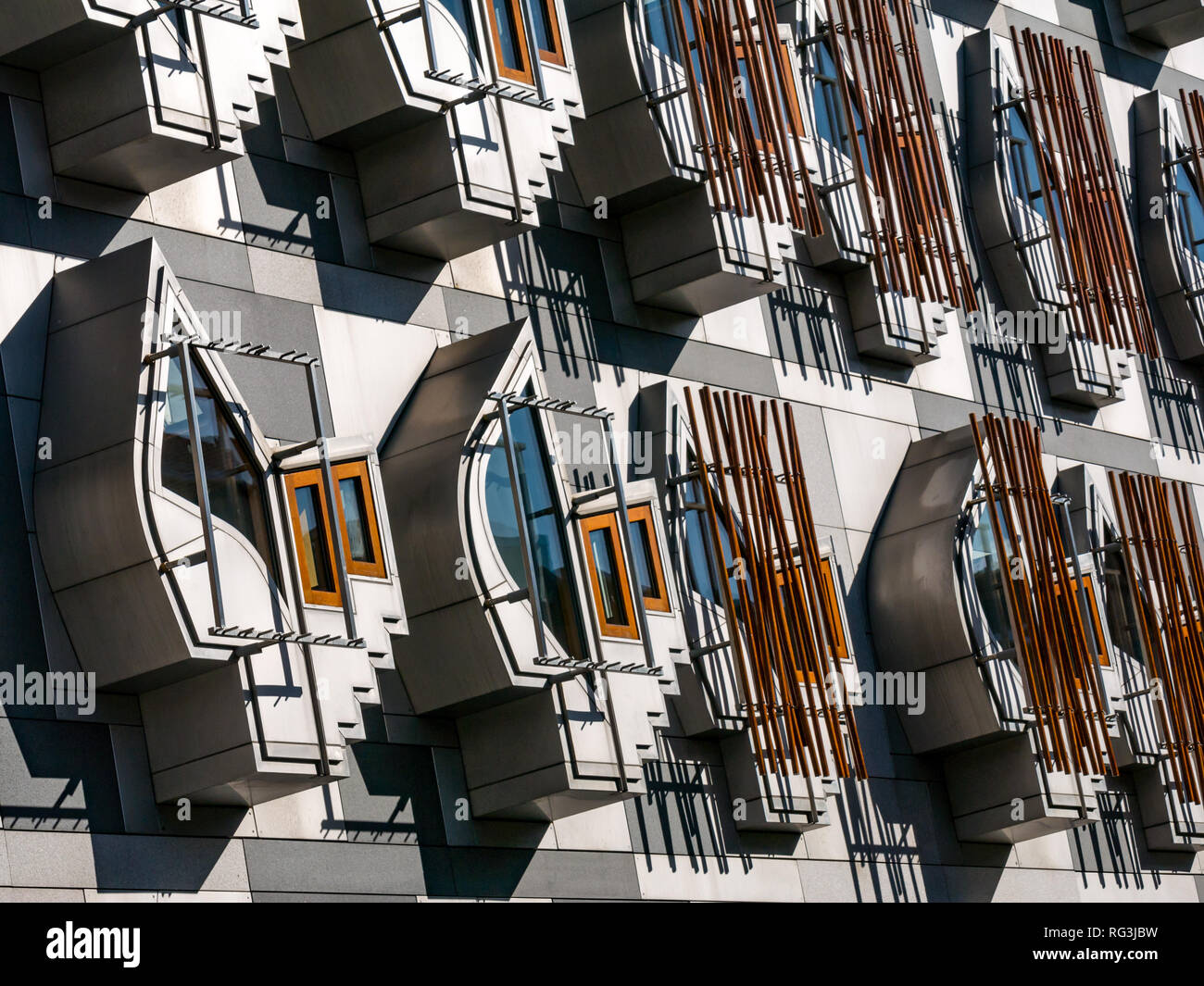 Bizzarre finestre, pensando cialde o la contemplazione di spazi, il Parlamento Scozzese edificio progettato dall architetto catalano Enric Miralles, Edimburgo, Scozia Foto Stock
