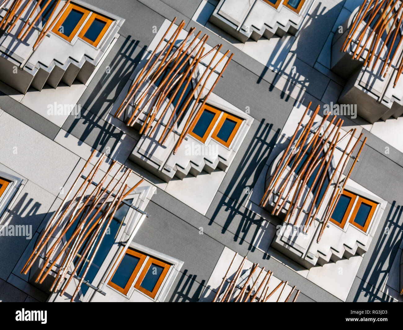 Bizzarre finestre, pensando cialde o la contemplazione di spazi, il Parlamento Scozzese edificio progettato dall architetto catalano Enric Miralles, Edimburgo, Scozia Foto Stock