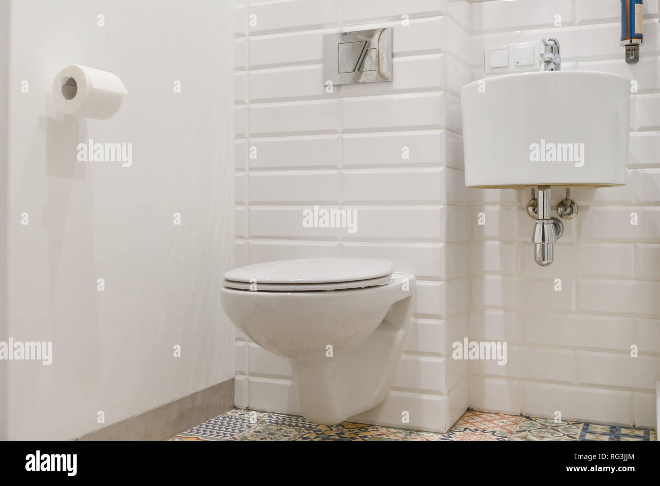 Contemporaneo combinato bagno bianco con toilete. Round Foto Stock