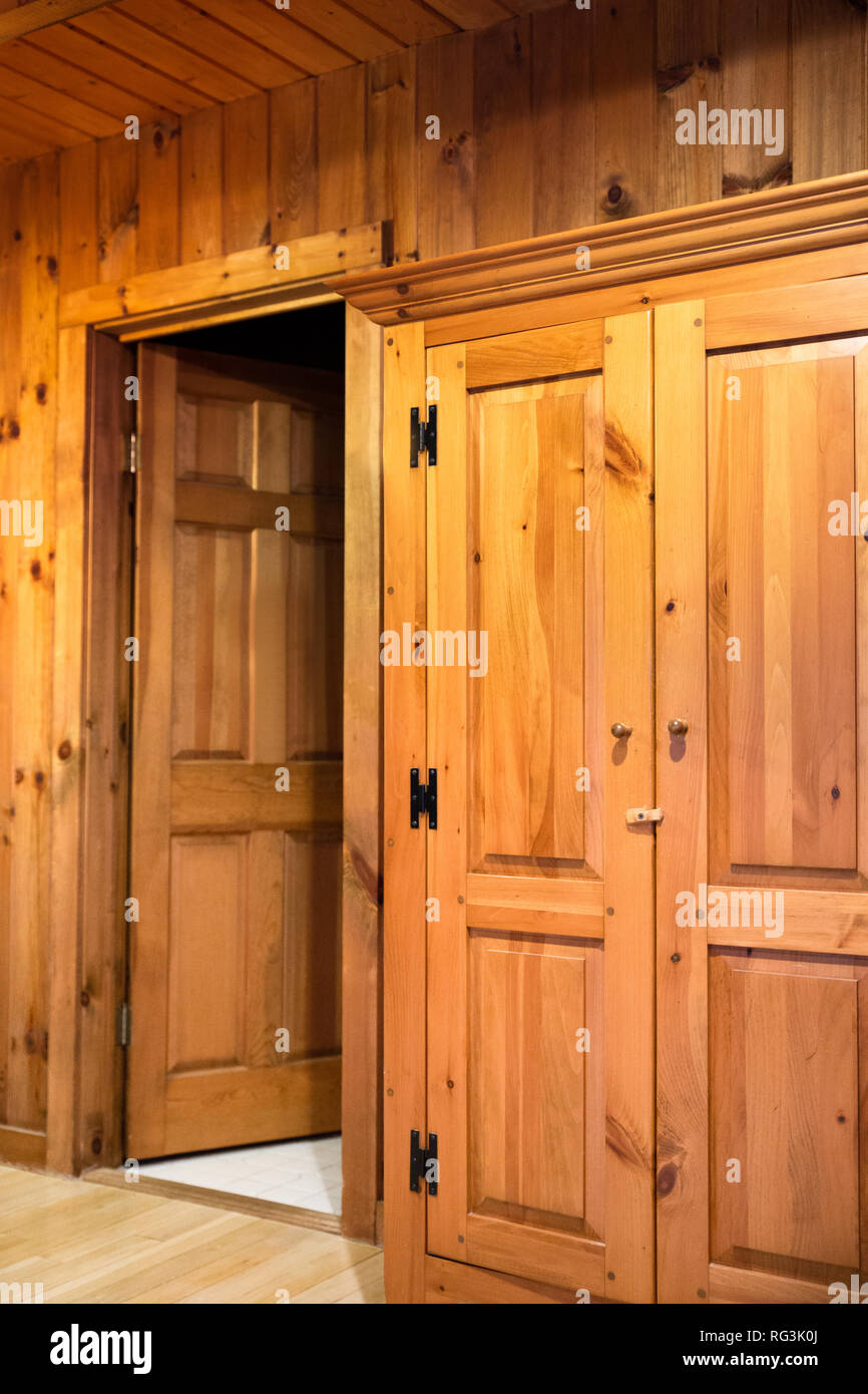 Interno della camera con porte e pannelli di legno all'interno di una bellissima cabina in legno Foto Stock