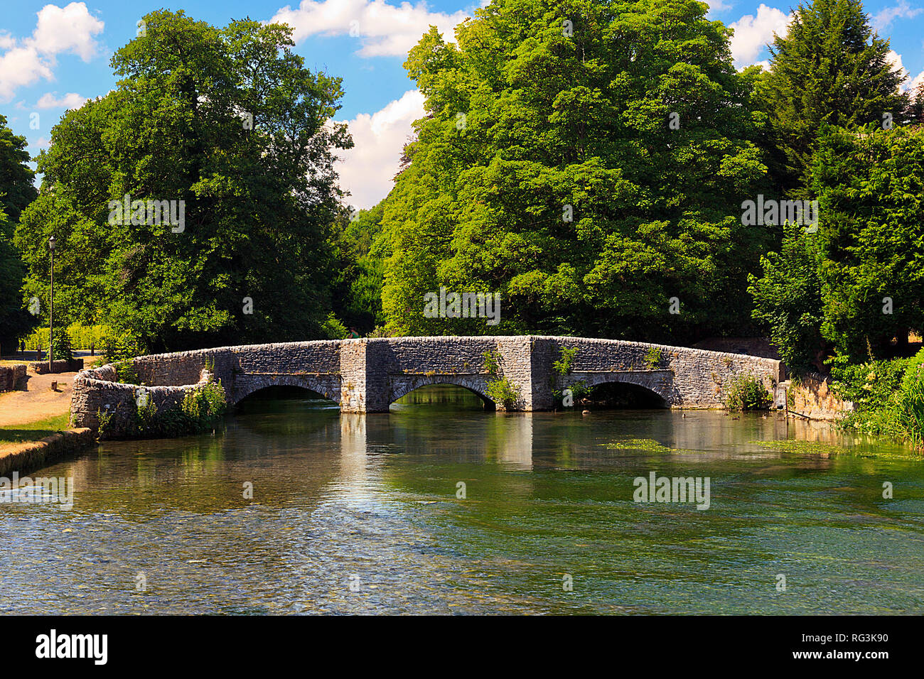 Sheepwash medievale Ponte sopra il fiume Wye a Ashford in acqua DERBYSHIRE REGNO UNITO Foto Stock