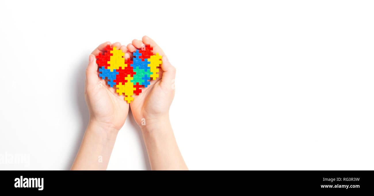Bambino mani cuore colorato su sfondo bianco. Mondo autismo consapevolezza giorno di concetto Foto Stock