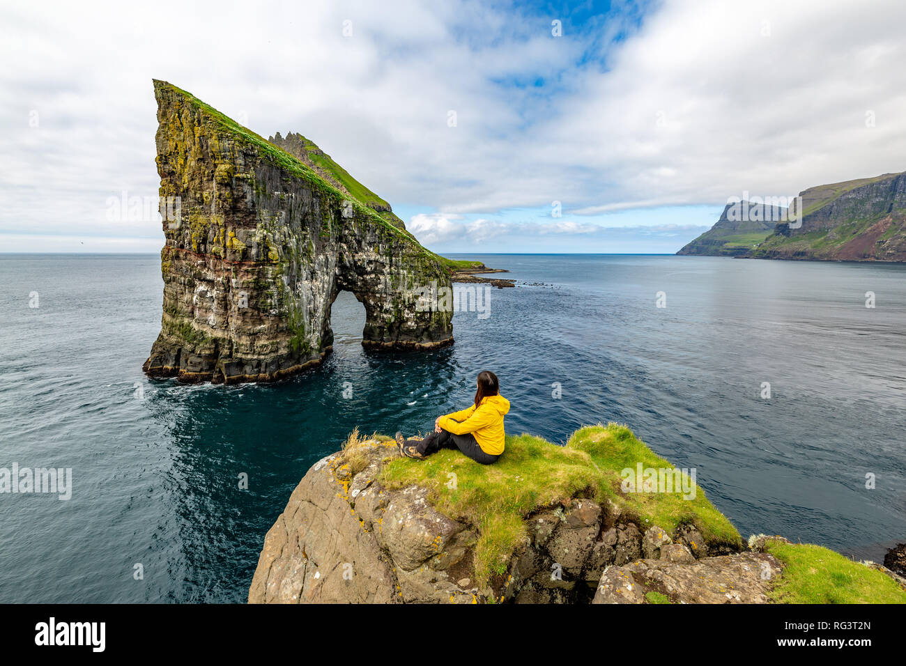 Mare Drangarnir pile, Isole Faerøer, paesaggio. Wild europe Foto Stock
