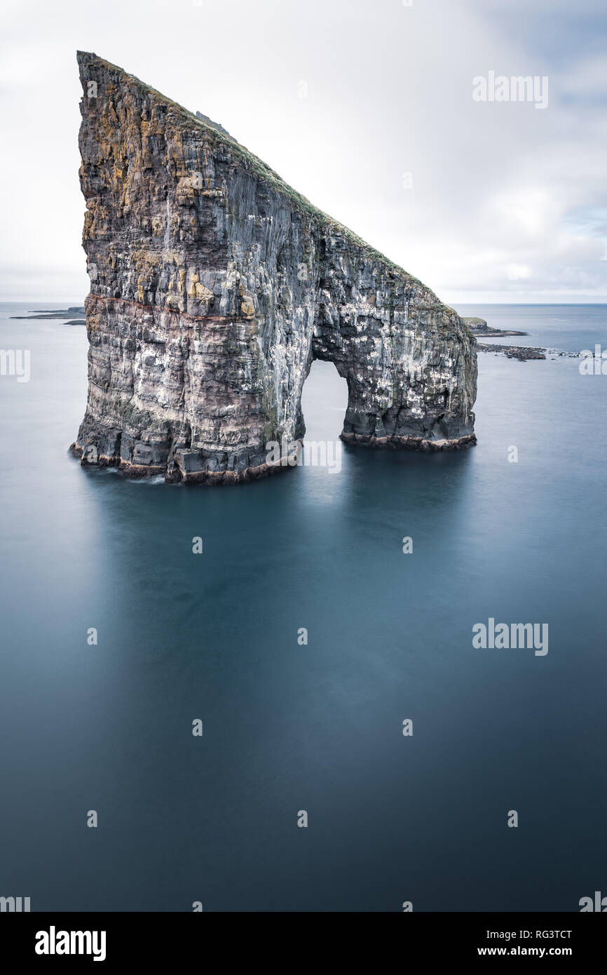 Mare Drangarnir pile, Isole Faerøer, paesaggio. Wild europe Foto Stock