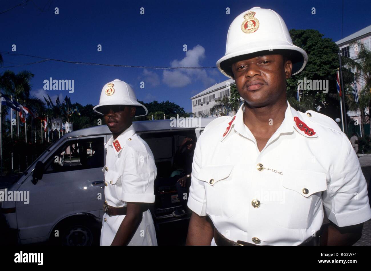 BHS, Bahamas, New Providence, Nassau: Femmina funzionari di polizia su Bay street. Stato indipendente nel West Indies, membro del Foto Stock