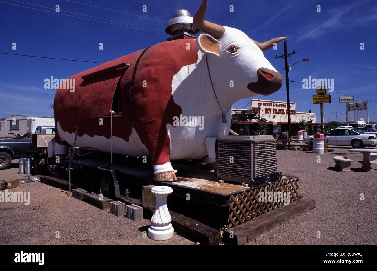 Stati Uniti d'America, Stati Uniti d'America, Arizona: un ristorante fast food, progettato come una vacca, vicino vende, US Highway 86 Foto Stock