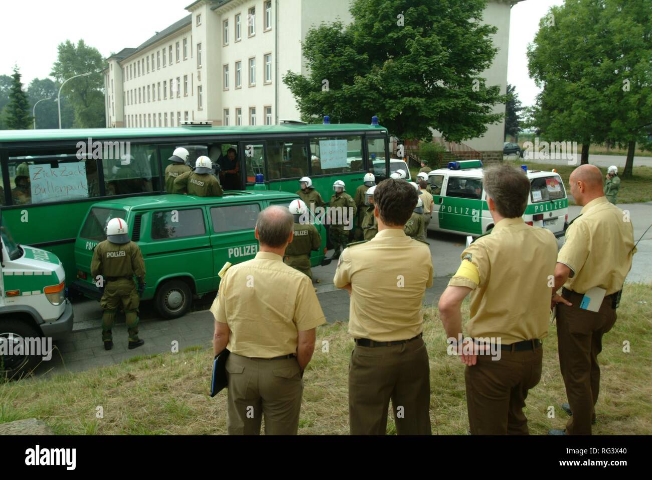 DEU, Germania : antisommossa unità di polizia, formazione in uno scenario realistico di una dimostrazione con i manifestanti violenti. Foto Stock