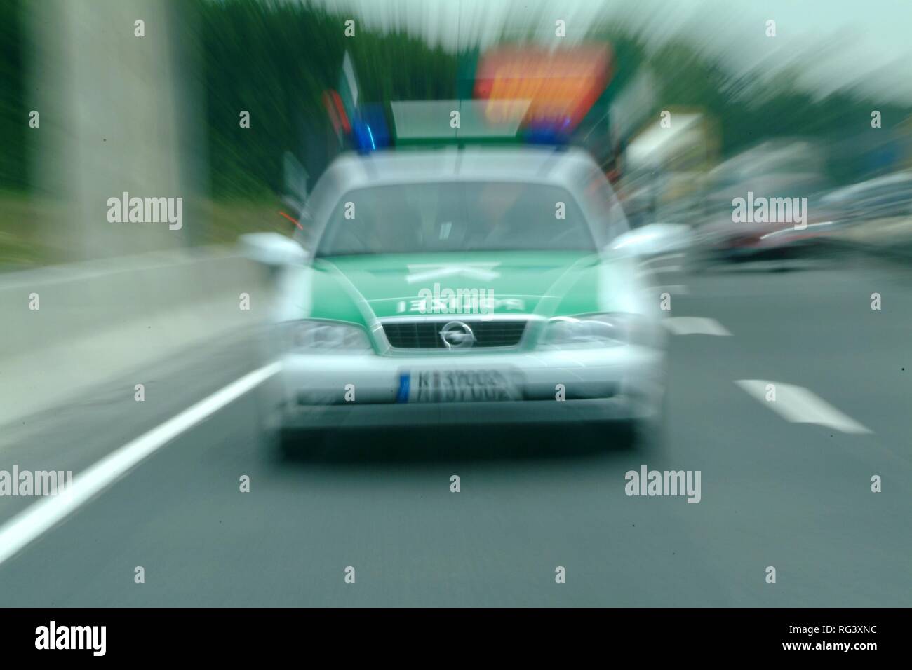 DEU, Germania, NRW:pattuglia di polizia, su una missione di allarme di un incidente. Highwaypolice, Highway patrol. Foto Stock