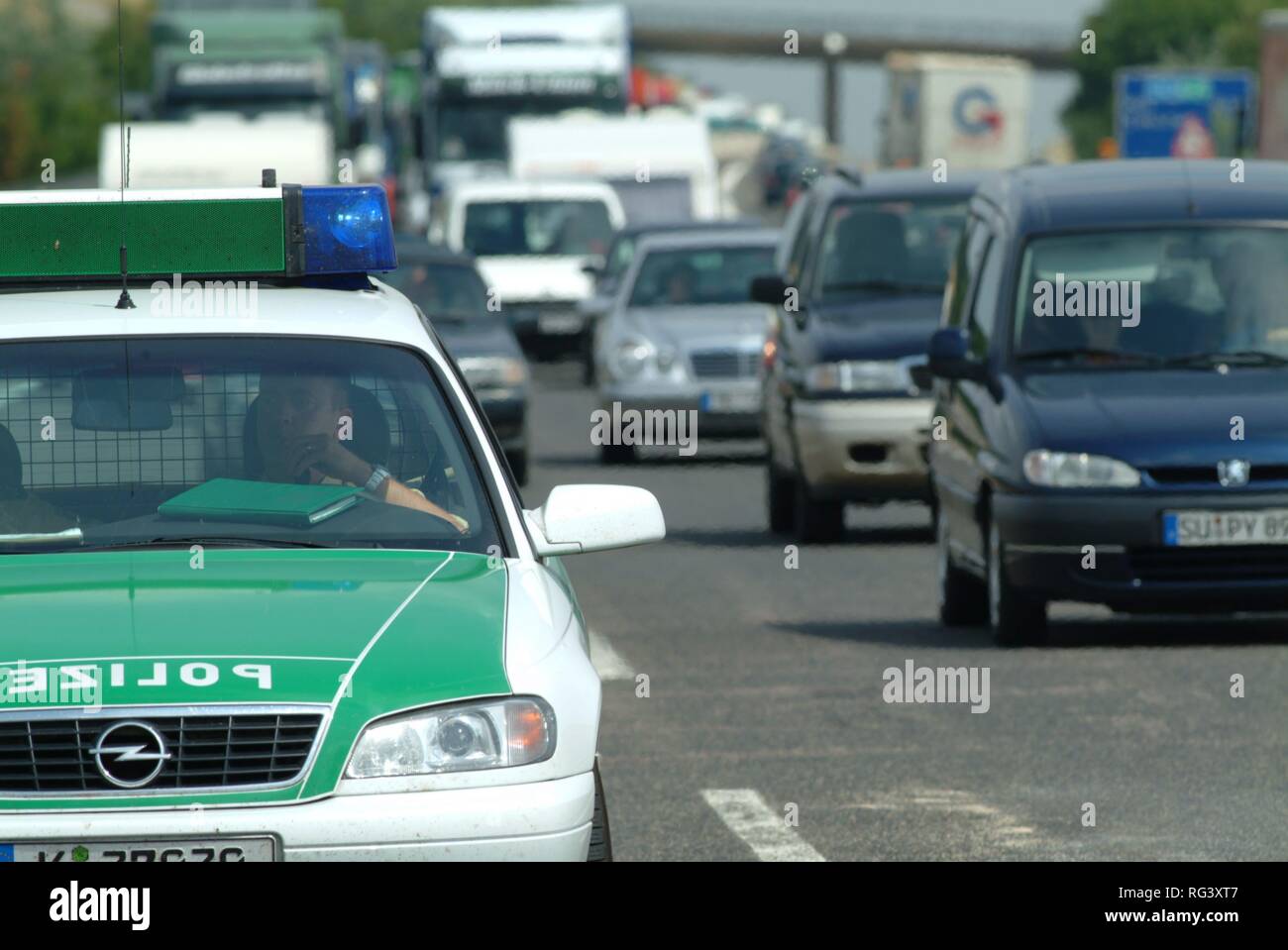 DEU, Germania, NRW: pattuglia di polizia blocca una corsia di marcia dopo un incidente. Highwaypolice, Highway patrol. Foto Stock