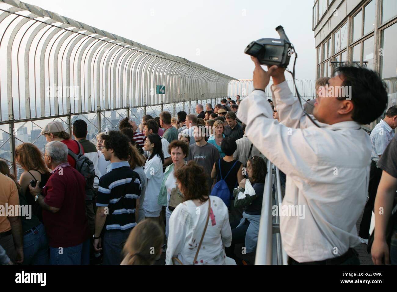 Stati Uniti d'America, Stati Uniti d'America, New York City: turisti sulla piattaforma di visualizzazione dell'Empire State Building Foto Stock