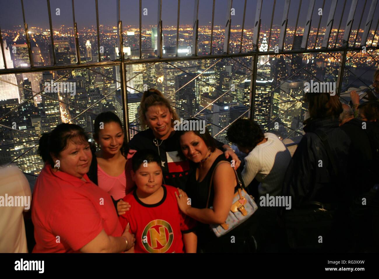 Stati Uniti d'America, Stati Uniti d'America, New York City: turisti sulla piattaforma di visualizzazione dell'Empire State Building Foto Stock