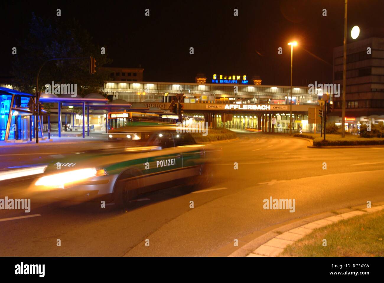 DEU, Germania, Essen: auto della polizia nel corso di una notte patrol guidare nel centro della città, stazione ferroviaria. Ogni giorno la vita di polizia. Un funzionario di un Foto Stock