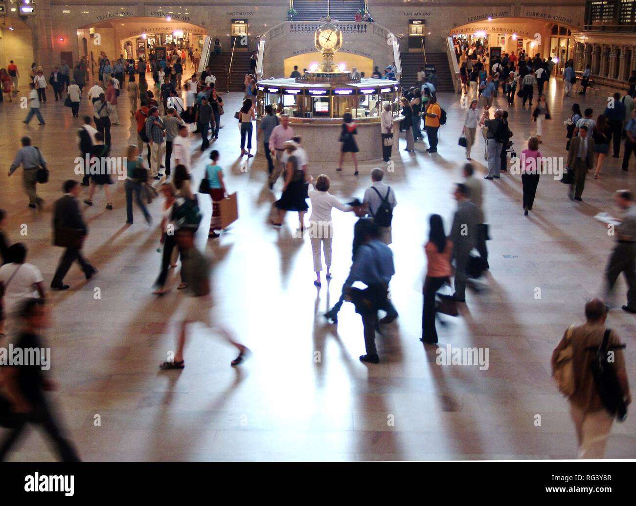 Stati Uniti d'America, Stati Uniti d'America, New York City: persone nella sala principale della Grand Central Station. Foto Stock