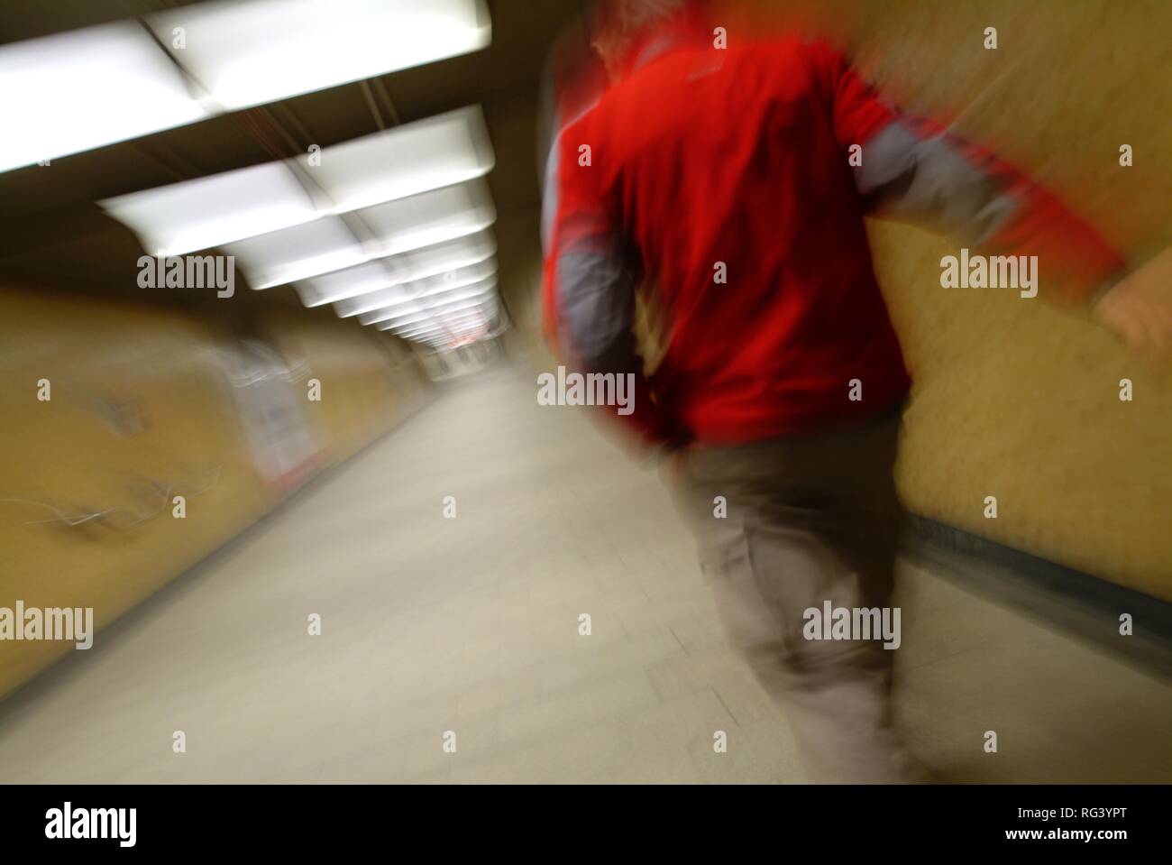 DEU Germania: Un uomo cammina attraverso un tunnel pedesdrian. Foto Stock