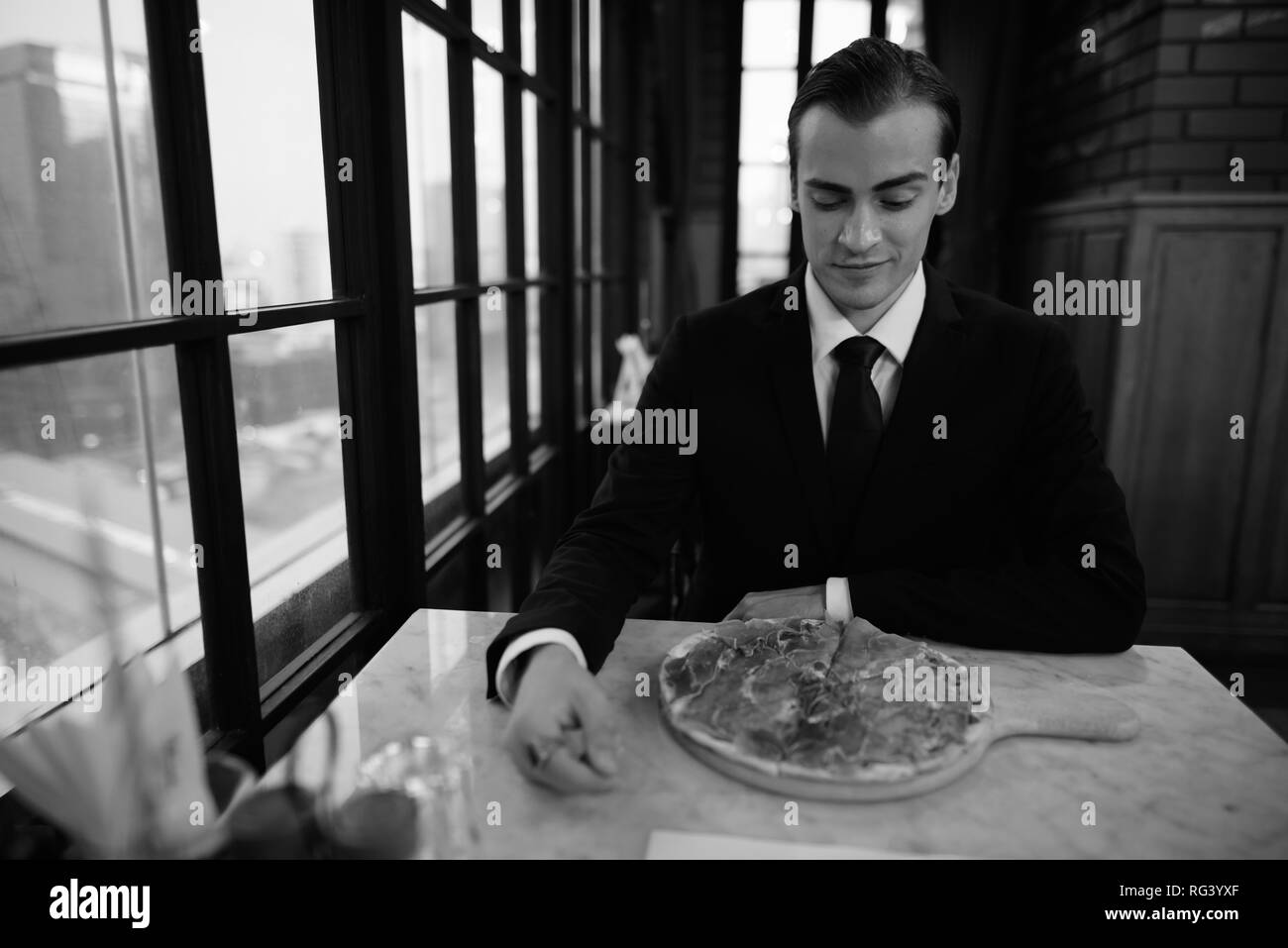 Immagine in bianco e nero di imprenditore seduti nel ristorante Foto Stock