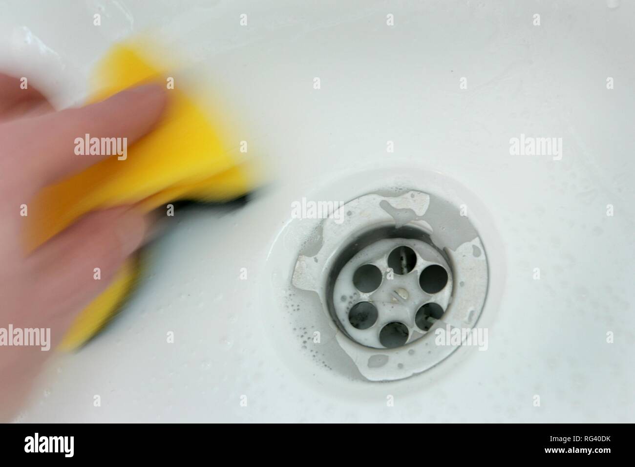 DEU, Germania : addetti alle pulizie hanno in una casa privata/appartamento. La pulizia del bagno. Foto Stock