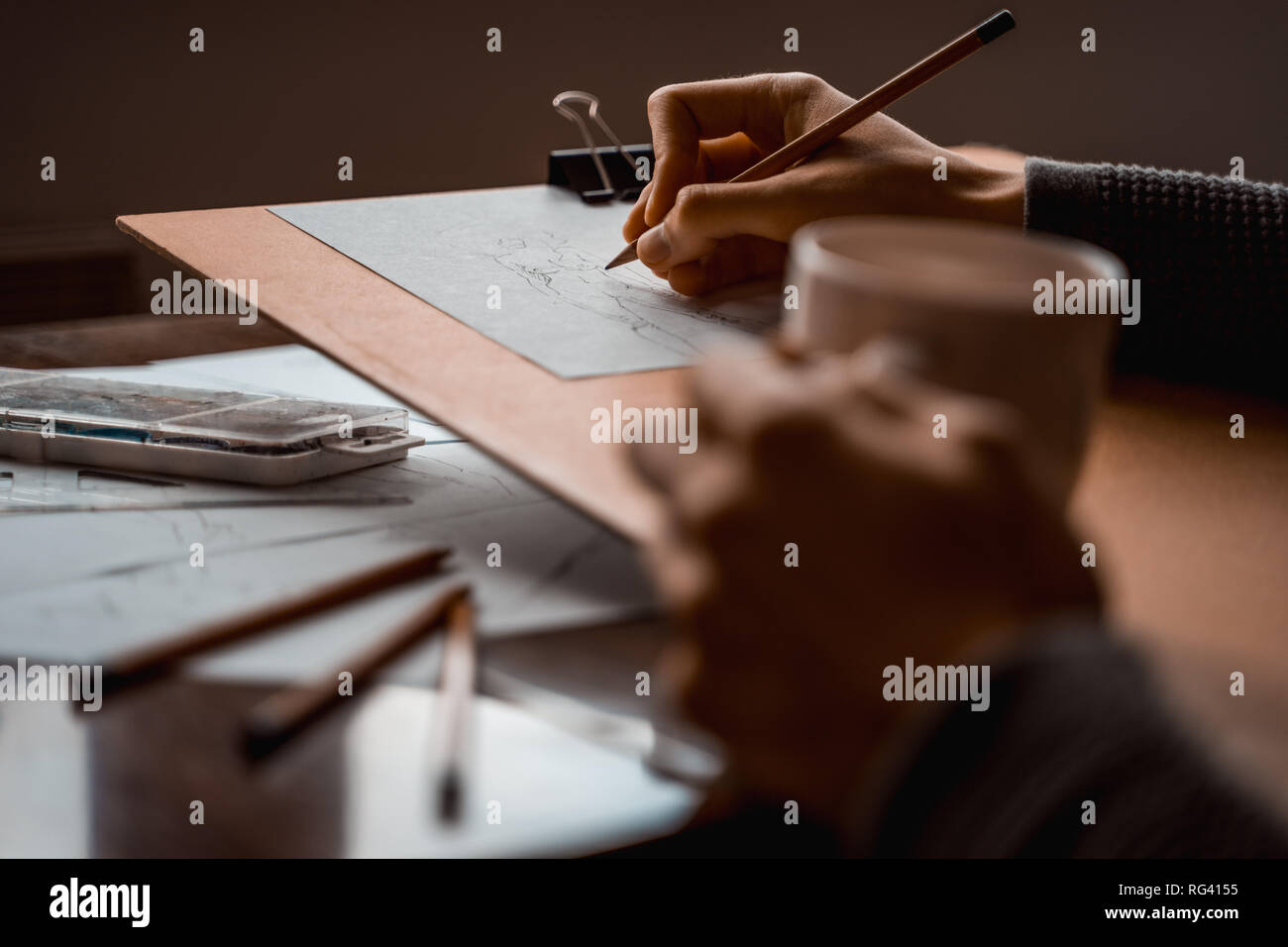 Stazione di lavoro artista per disegnare schizzi di figure. Foto Stock