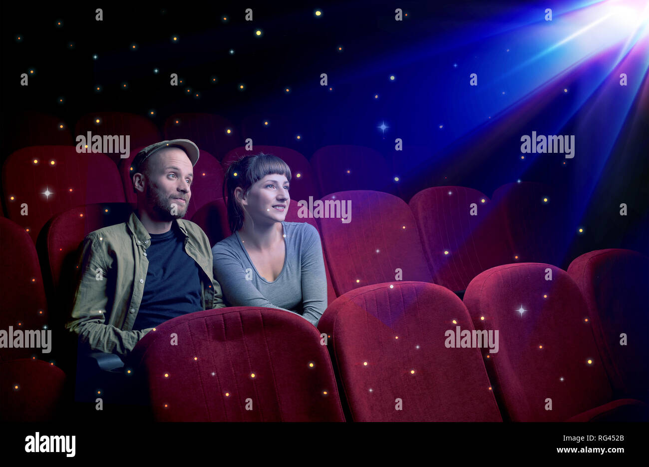 Coppia adorabile la visione di film in 3D con poco frizzante stelle intorno Foto Stock