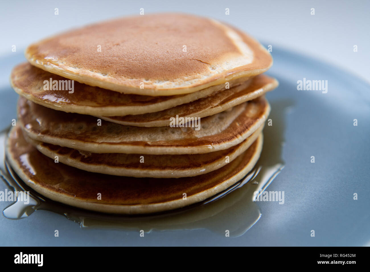 Dolci fatti in casa pila di pancake con sciroppo d'acero per la prima colazione Foto Stock