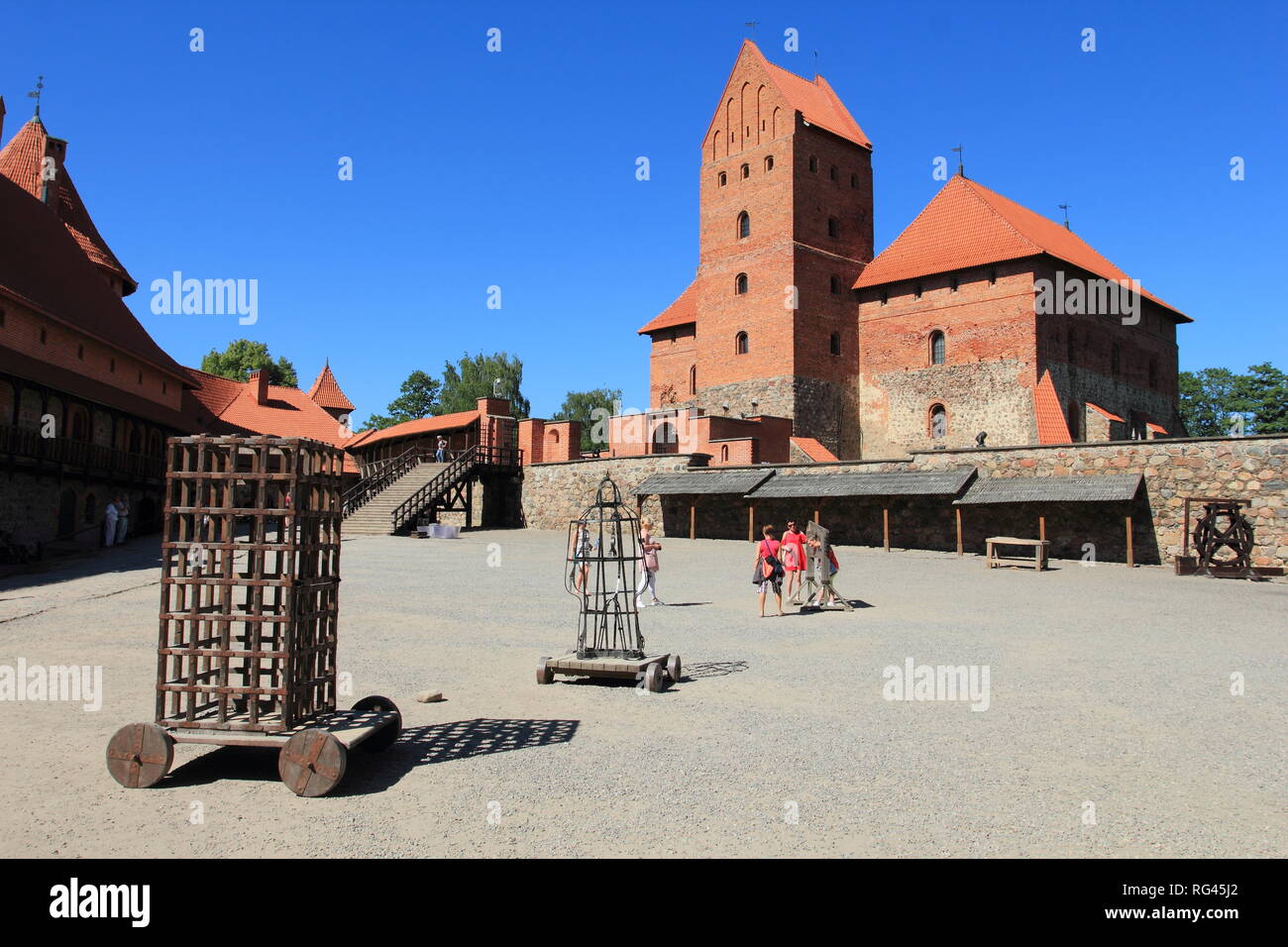 TRAKAI, Lituania - Giugno 2018: Vista Castello di Trakai sull isola di Trakai che costruita nel XIV secolo da Kestutis Foto Stock
