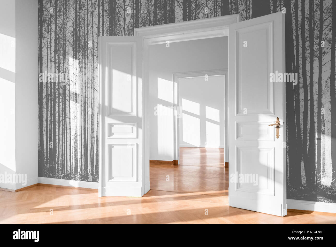 Aprire la porta della stanza in luminoso appartamento con carta da parati di foto Foto Stock