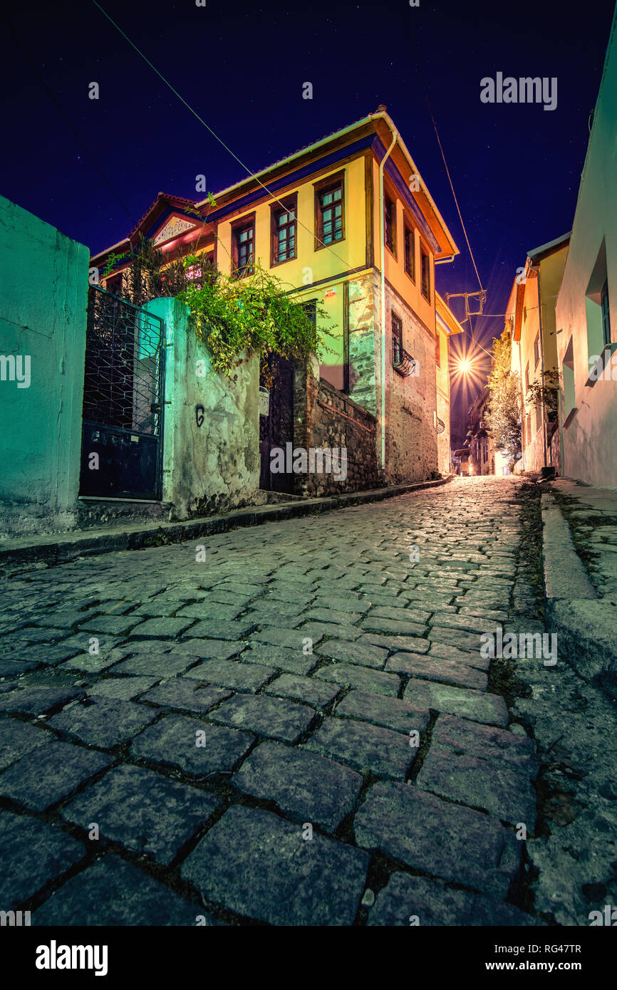 Pittoresche strade strette e edifici della città vecchia di Xanthi, Grecia. Foto Stock