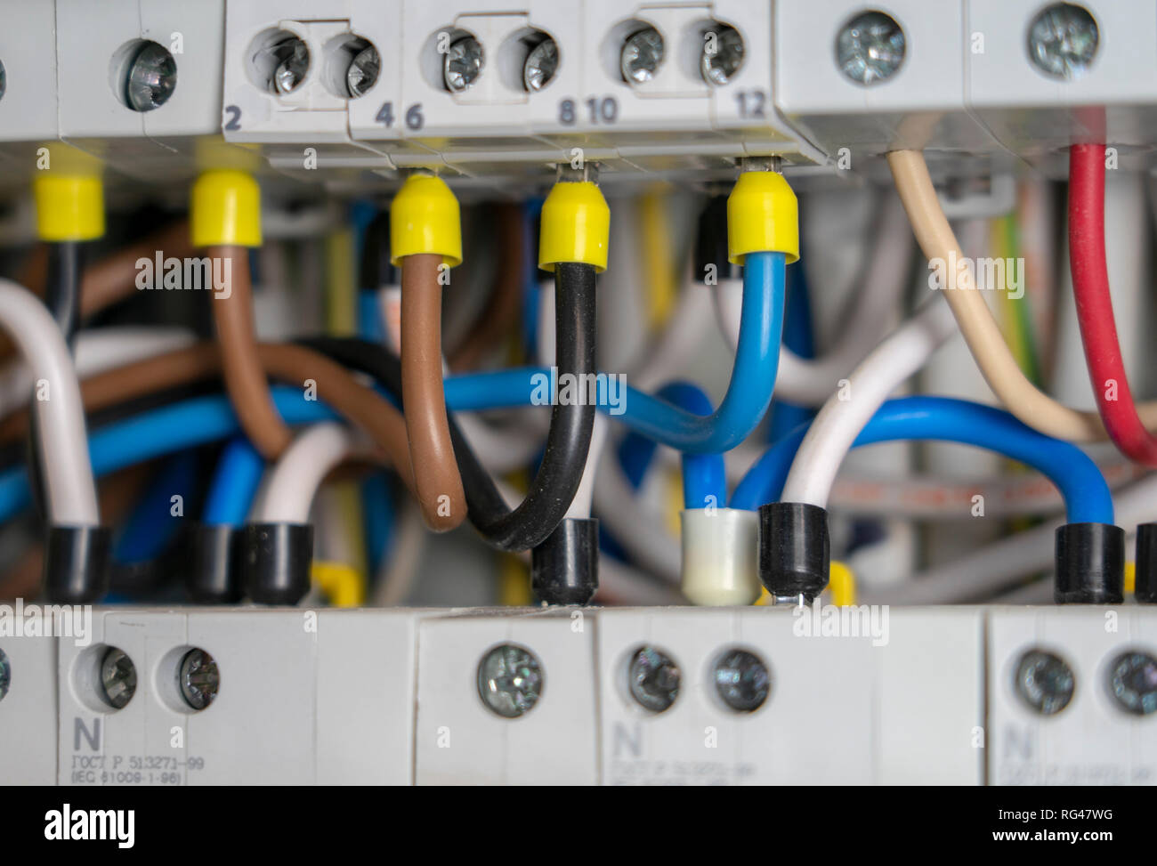 I morsetti, contatti, interruttori di circuito cablaggio nel quadro  elettrico fornendo un approvvigionamento sicuro di elettricità Foto stock -  Alamy