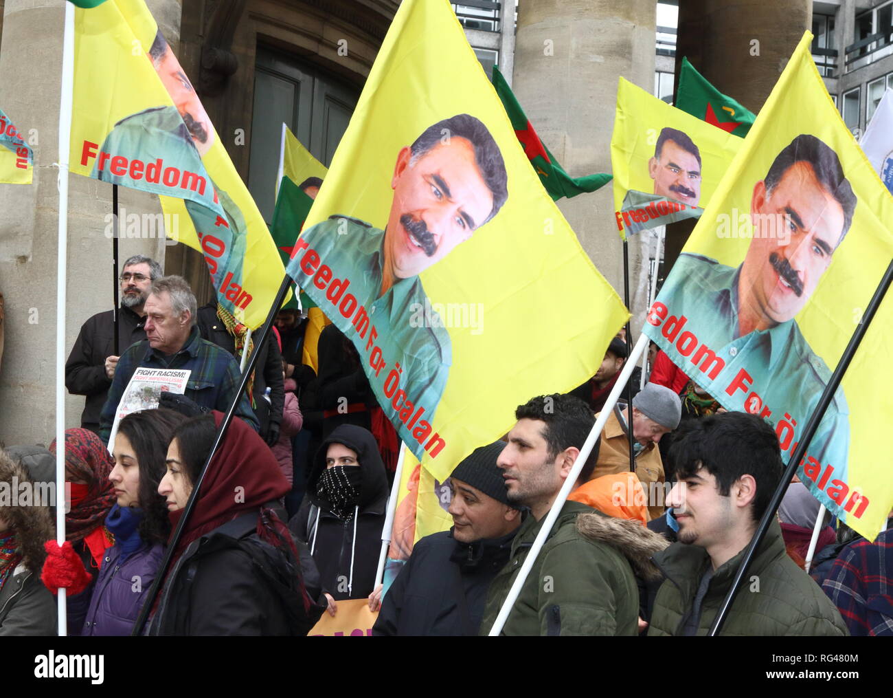 I dimostranti sono visti tenendo cartelloni durante la protesta per difendere i curdi provenienti dalla Turchia e contro la Turchia del presunto sostegno di Stato islamico al di fuori della BBC, Portland Place. Foto Stock