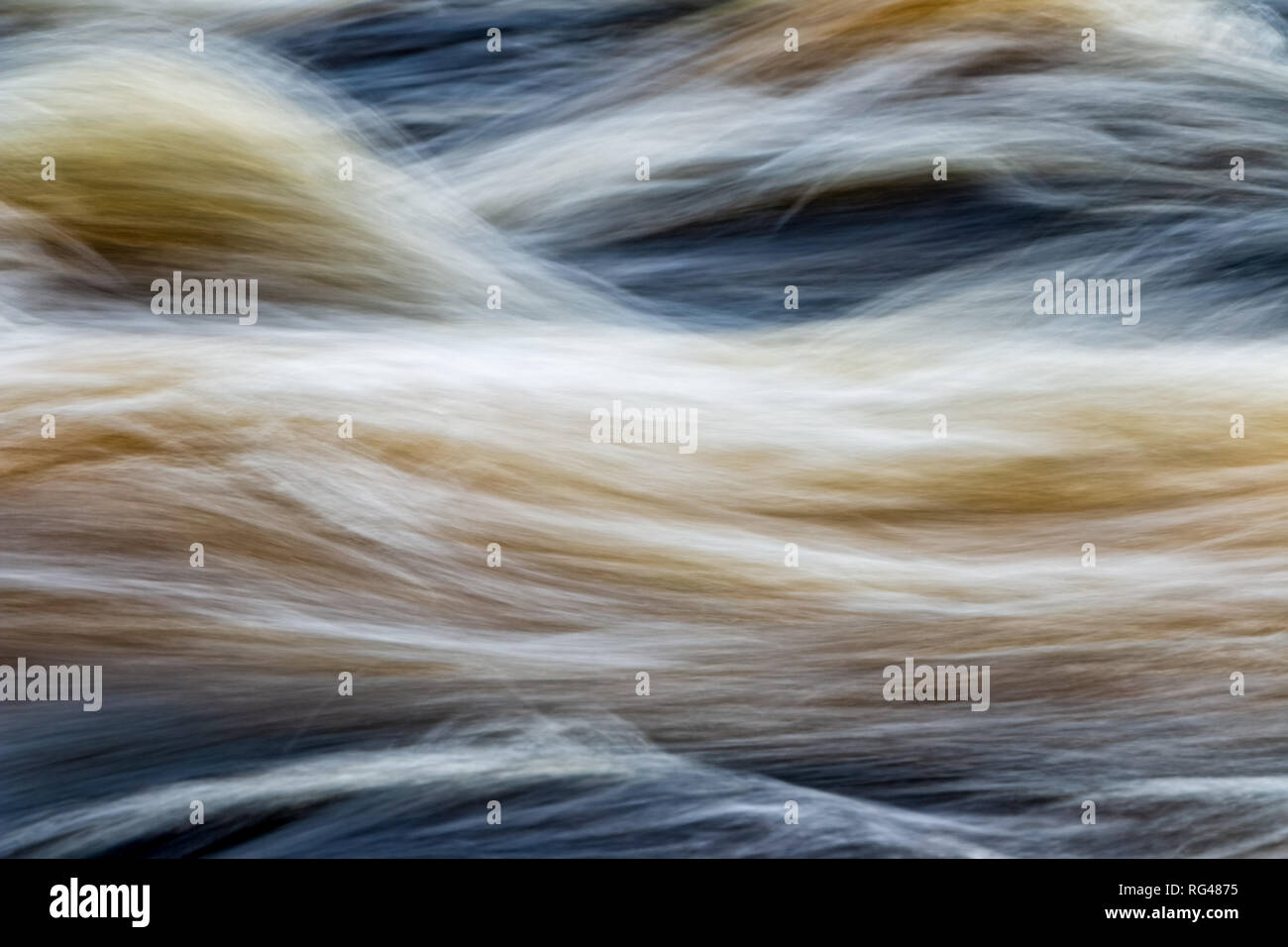 Veloce che scorre acqua nel fiume di montagna in Svezia Foto Stock