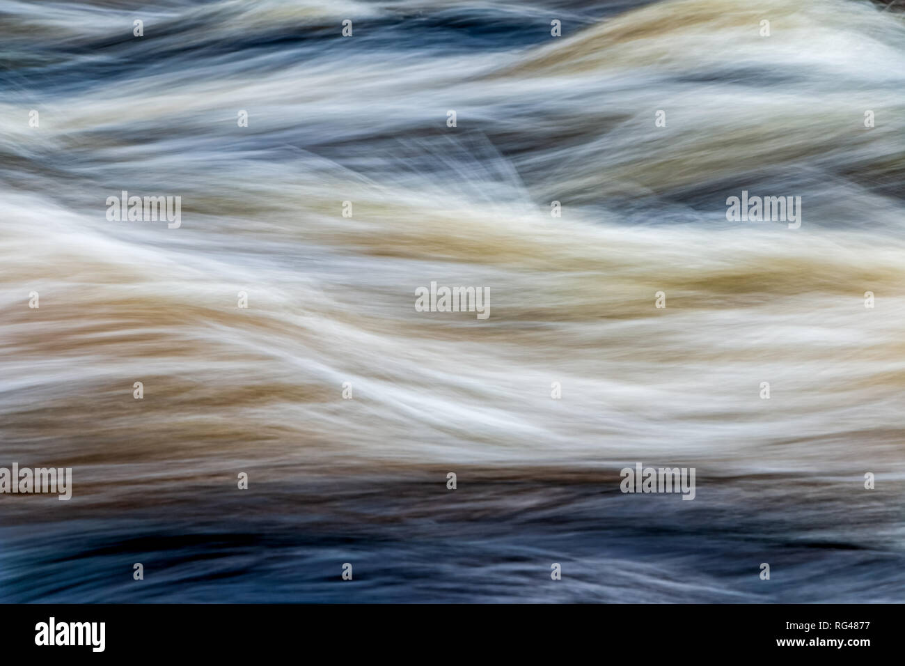 Veloce che scorre acqua nel fiume di montagna in Svezia Foto Stock
