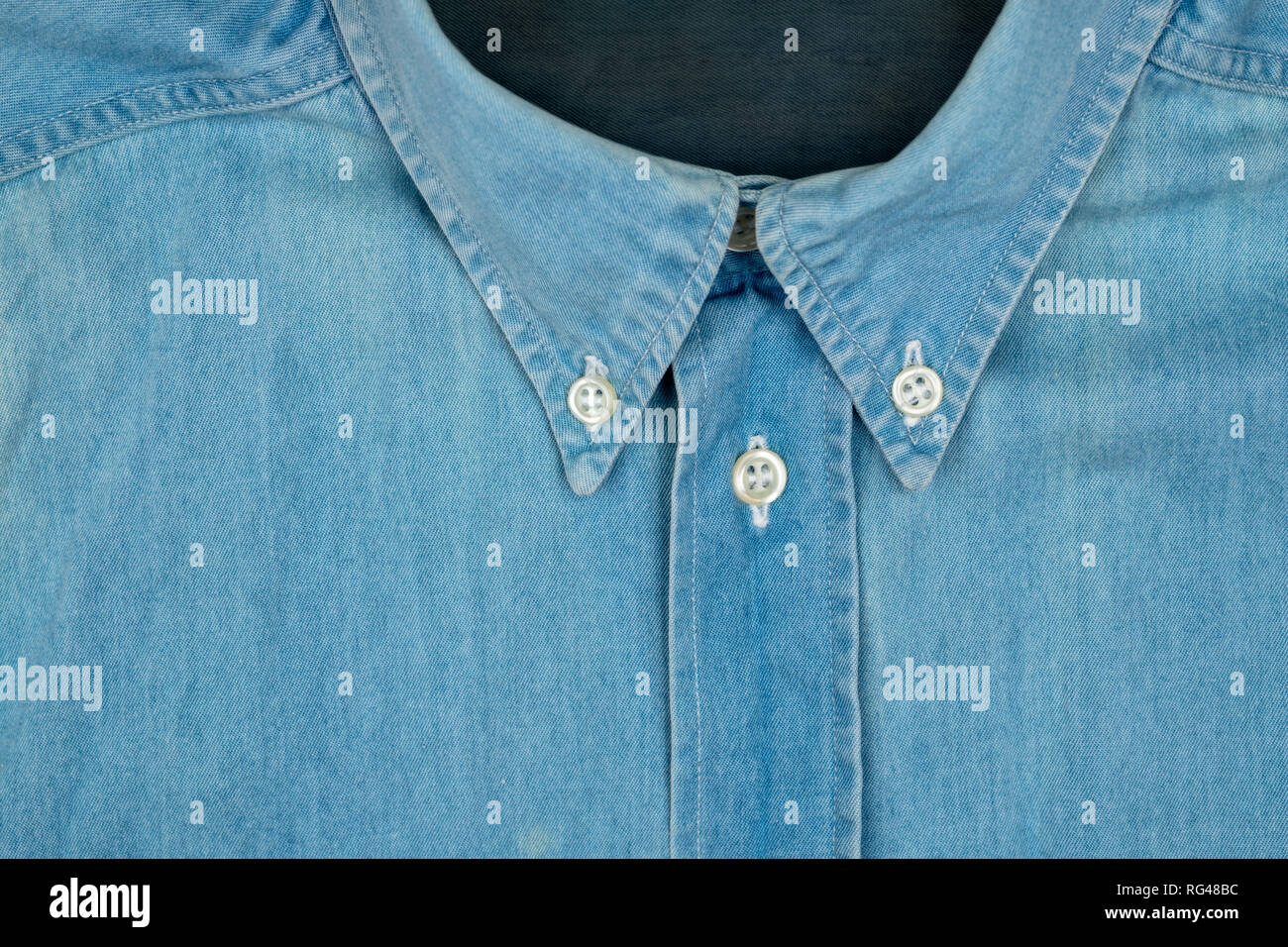 Close-up del collare della camicia casual in blu Foto Stock