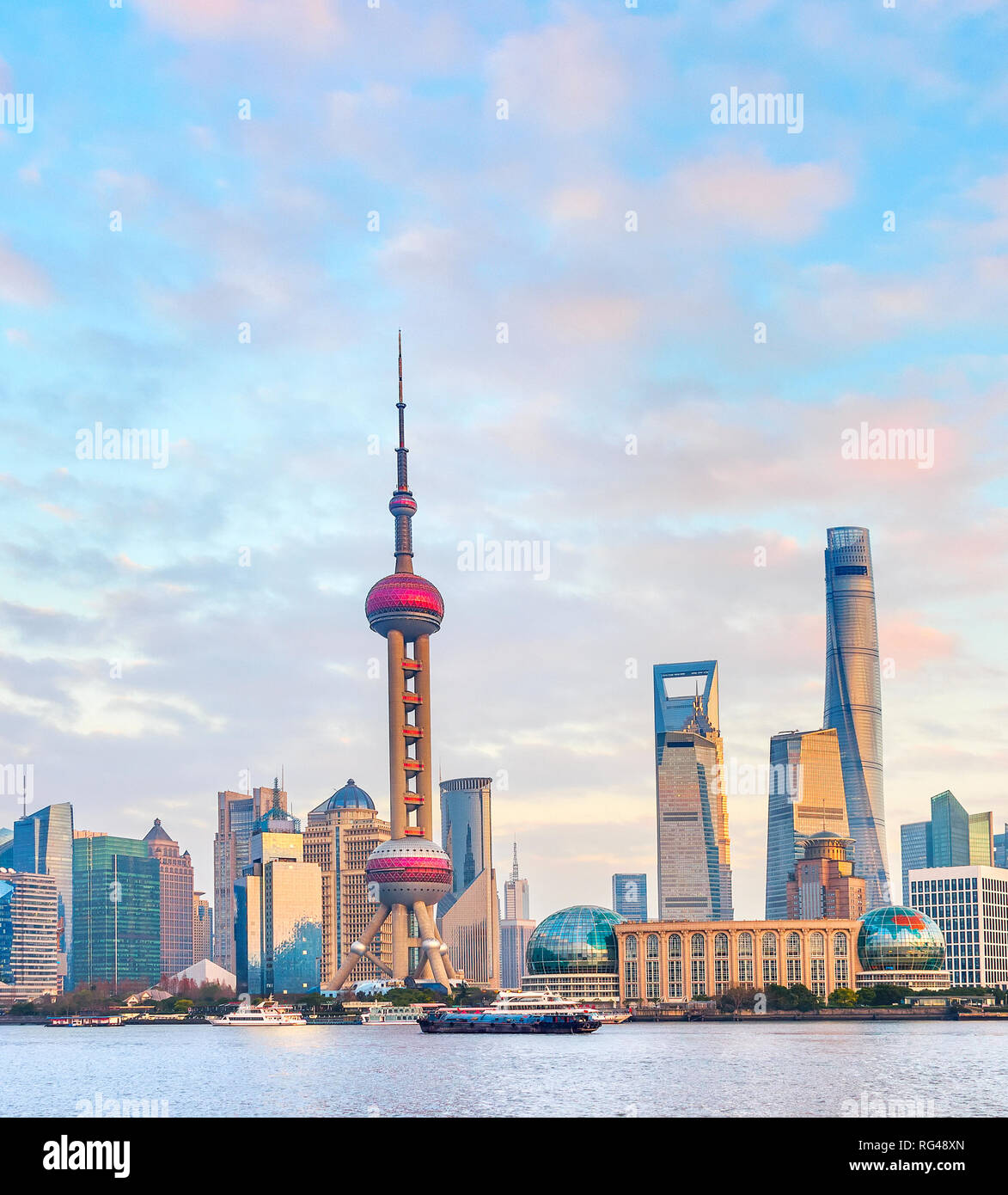 Tramonto colorato su Shanghai metropolis terrapieno con edifici di architettura moderna, grattacieli e la famosa torre della TV, Cina Foto Stock