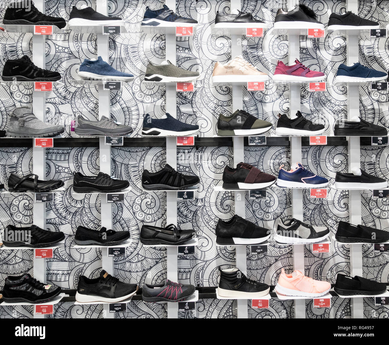 Calzature casual/formatori in un negozio di articoli sportivi. Regno Unito Foto Stock