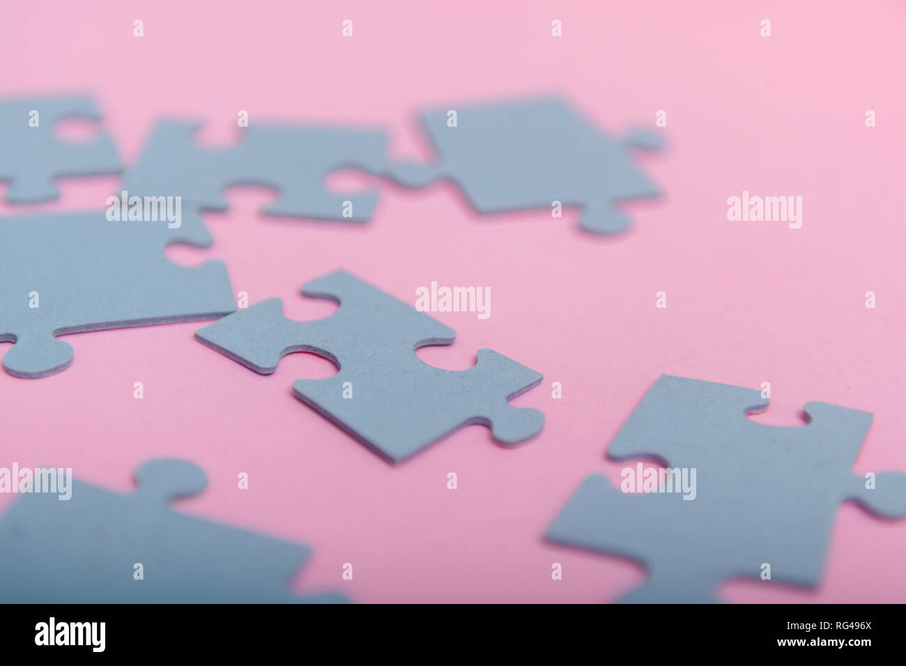 Puzzle di carta su un sfondo rosa Foto Stock